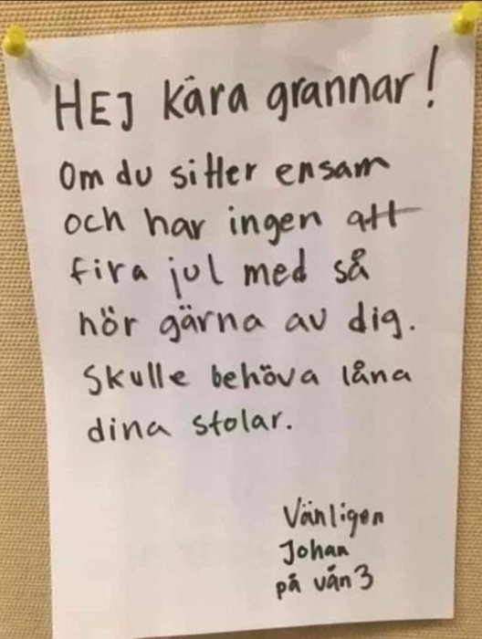 Bild av handskriven lapp på anslagstavla med en humoristisk förfrågan om att låna stolar.