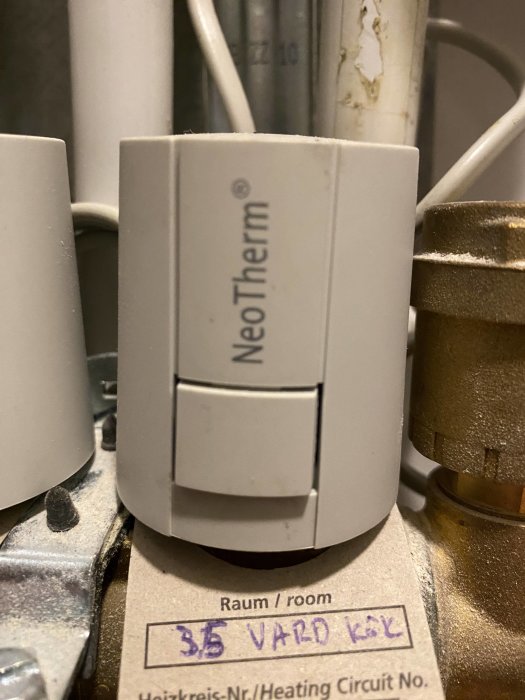 Termostat, rörsystem, etikett, "35 VARD KÖL", NeoTherm, gråa nyanser, teknisk inrättning.