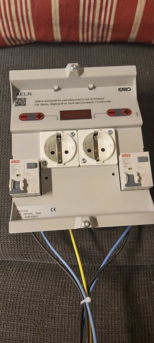 Elektrisk installationsenhet för vägguttag med säkerhetsbrytare, märke GARO, oanslutna kablar, instruktionstext.