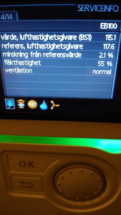 Digital display visar serviceinformation, ventilationsvärden på svenska, knappar nedanför, grönt ljus längst ner.