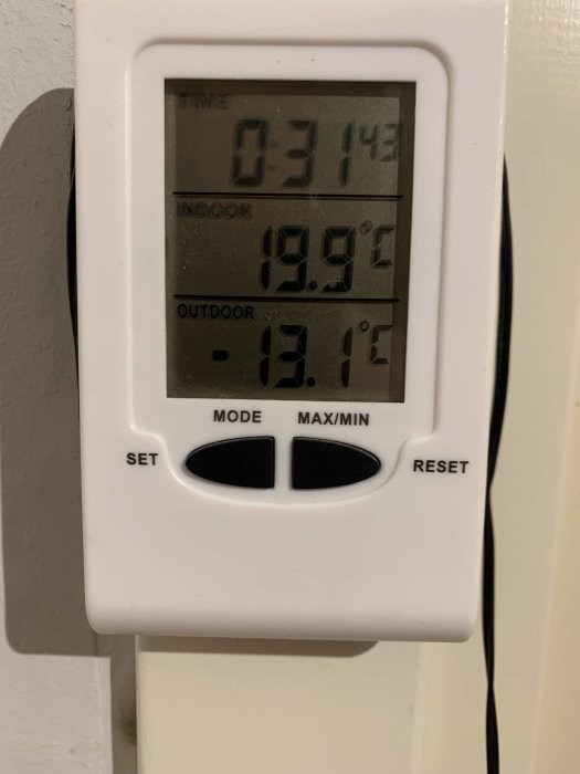 Digital termometer visar tid, inomhus-, utomhustemperatur; 3:14, inomhus 19.9°C, utomhus -13.1°C.