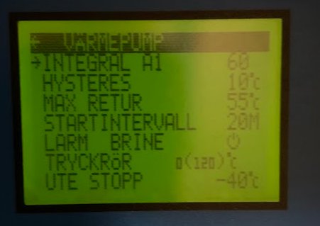Digital skärm med text, inställningar för möjligt värmesystem, gul och svart bakgrundsbelyst display, på svenska.