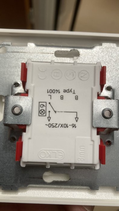 Elektrisk apparat, installation, vit plast, metallfästen, kretsschema, varningssymboler, teknisk, 120-277V, inverterad bild.