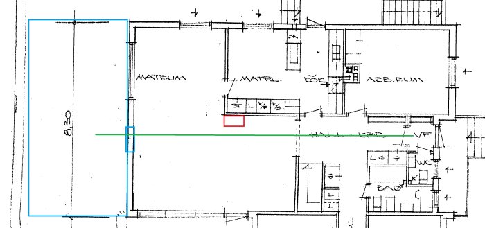 Arkitektritning av en planlösning för ett hus; markerade mått, rum och möjlig inredning syns.