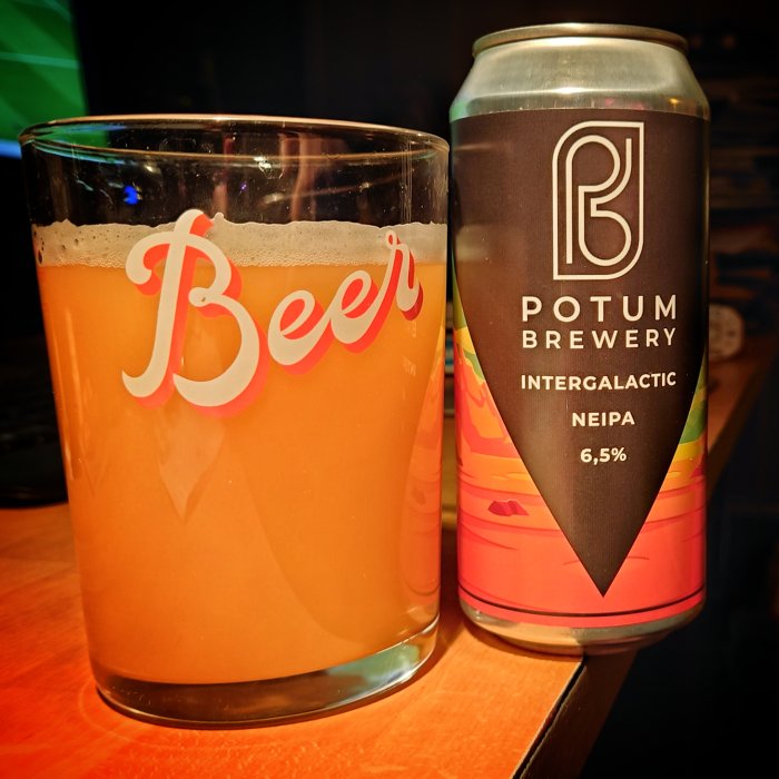 Ett glas öl bredvid en burk från Potum Brewery, "Intergalactic NEIPA", 6,5% alkoholhalt.