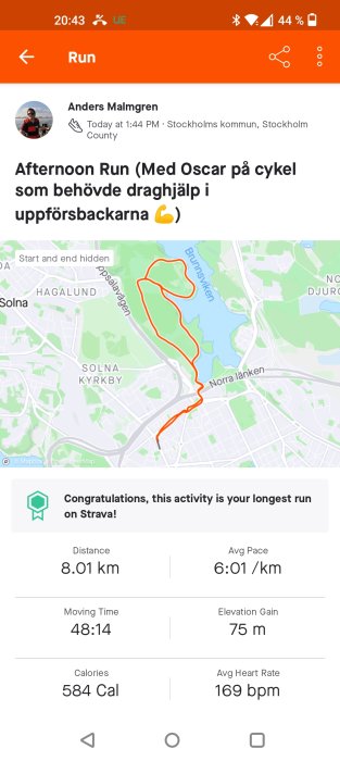 Skärmbild av löparaktivitet på Strava; 8,01 km avklarad med notering om cykelhjälp i backar.