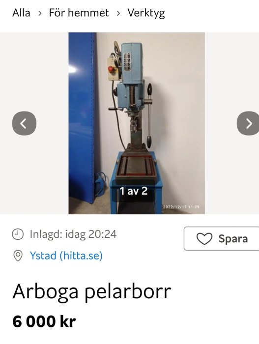 Arboga pelarborrmaskin, industriellt verktyg, blå stående på golv. Säljes för 6 000 SEK.