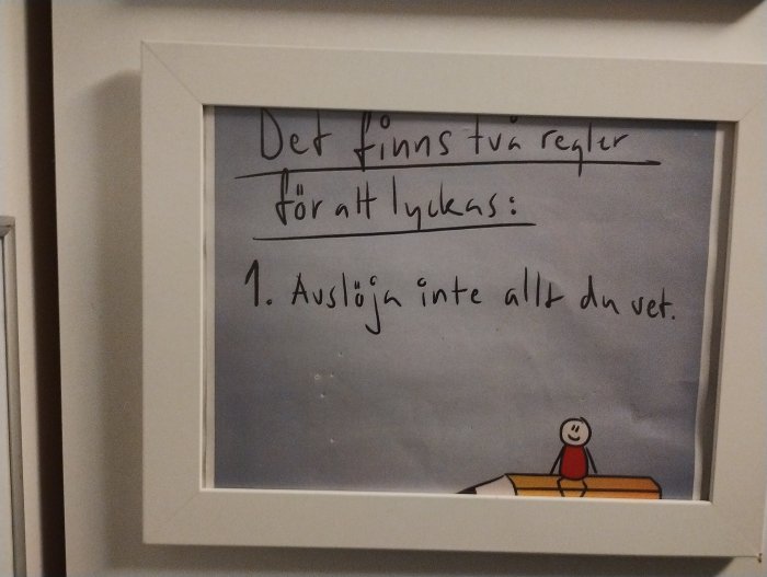 Inramad bild med text och tecknad figur, på svenska, humoristiska "regler för att lyckas".