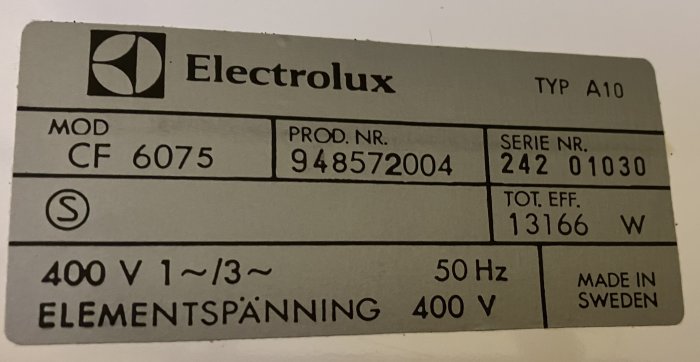 Typskylt med teknisk information från Electrolux, modellnummer, serienummer, spänning och effekt, tillverkad i Sverige.