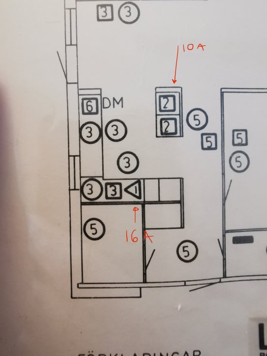 Planritning med rum, möbleringssymboler, och röda markeringar. Numeriska beteckningar synliga.