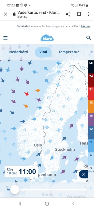 Väderkarta över Skandinavien visande vindriktningar och styrkor med färgkodade pilar.