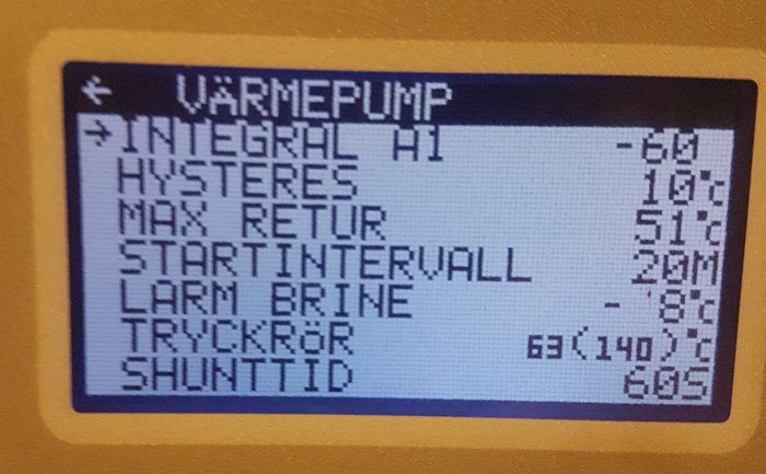 Digital kontrollpanel för värmepump med text och siffror på svenska. Inställningar och värden visas.