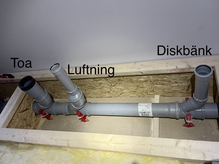 Rörsystem för avlopp under konstruktion med etiketterade delar för toalett, ventilation och diskbänk.