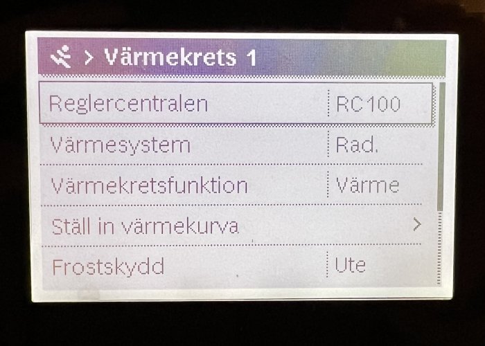 Digital display som visar inställningar för värmekrets: reglercentral, värmesystem, funktion, värmekurva, frostskydd.