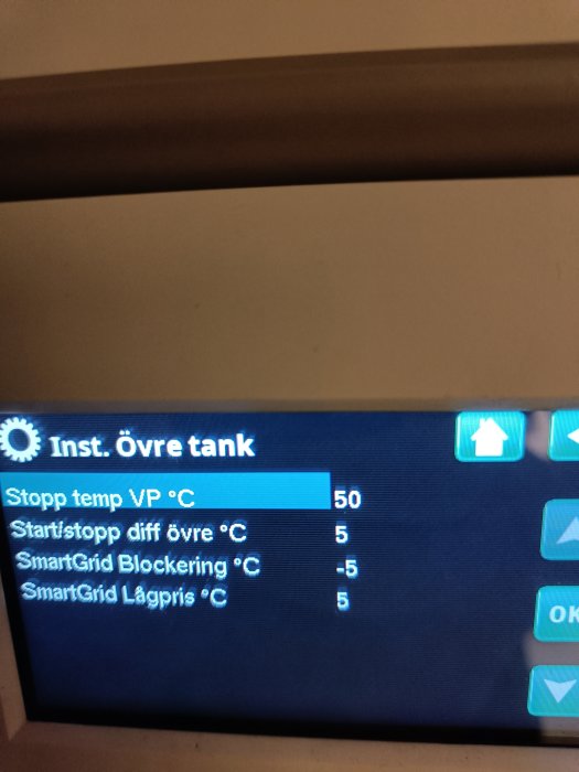 Digital display visar inställningar för övre tank, temperaturvärden för drift, inklusive SmartGrid-funktioner.