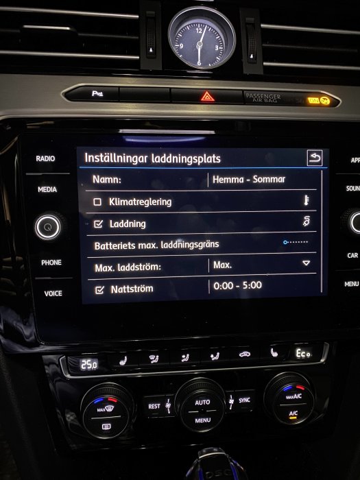 Bilens infotainmentsystem visar inställningar för laddningsplats, med klimatkontroll och batteriets laddningsgränser.
