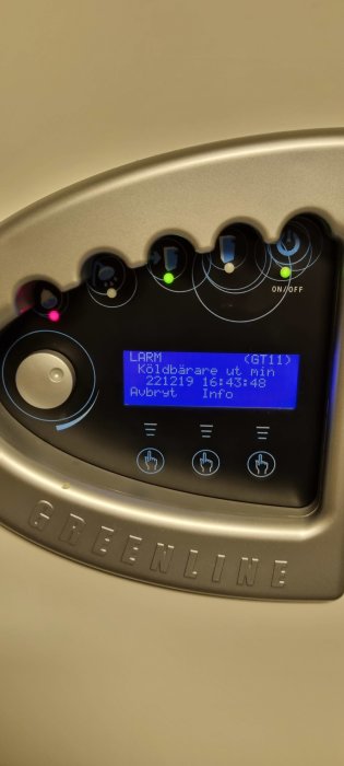 Kontrollpanel av en apparat, knappar, statuslampor, display med text, "GREENLINE" text nertill.