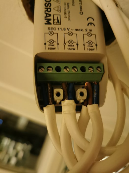 Transformator för halogenlampor med anslutna elkablar, installationsdetalj, elektrisk komponent, osäker anslutning.
