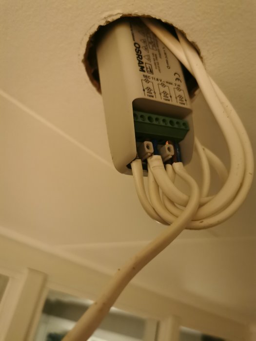 Eltransformator och kablar, oskyddade i öppet takuttag. Installationsarbete pågår eller är ofullständigt.