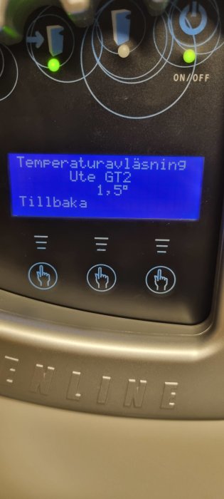 Digital display visar temperaturjustering, knappar för input, på/av-knapp upplyst, del av apparat, menyval i svenska.