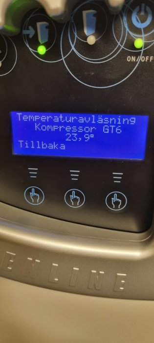 Digital display visar temperaturinställningar, kompressorstatus. Trycksymboler för användarinteraktion, grön lampa lyser.