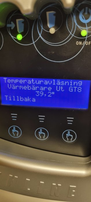 Digital display på värmepumps panel visar temperaturutväxling, symboler och kontroller, tre gröna lysdioder.