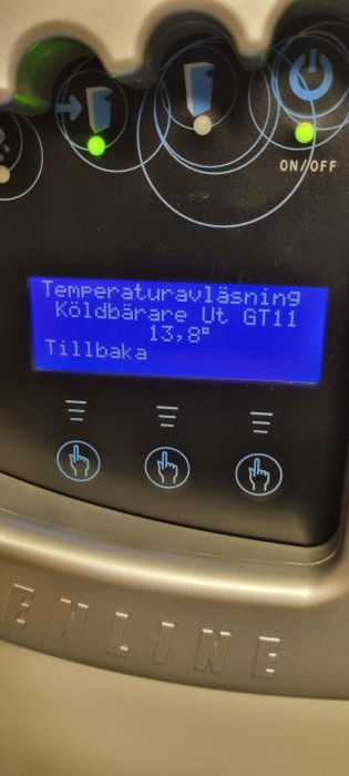 Digital display visar temperatur; knappar för justering nedanför; varmvattenberedares kontrollpanel.