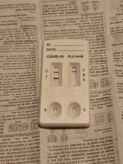 Ett hemtest för både COVID-19 och influensa A+B med positivt COVID-19-resultat, negativt för influensa.