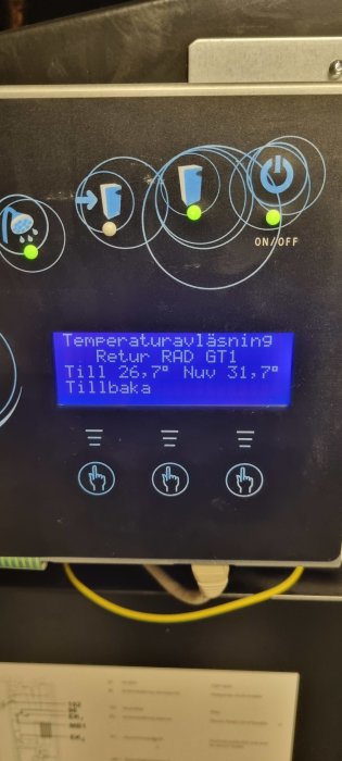Kontrollpanel för temperaturinställning, symboler, LCD-display, svenska texter, knappar med handikoner, ledningar i bakgrunden.