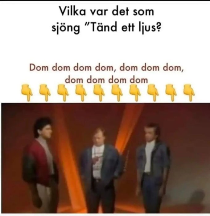 Humoristisk bild, text och ljussymboler antyder låt, tre oskarpa män står på scenen.