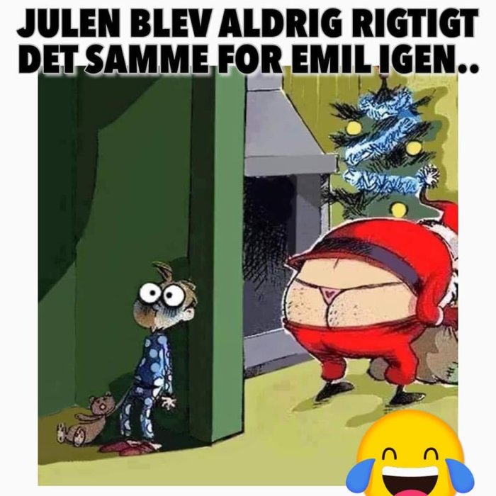 Tecknad pojke ser förvånat på tomte med trasade kläder och blottad bakdel. Humoristisk, julrelaterad bild med överraskningsmoment.