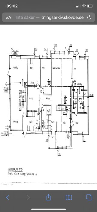 Arkitektritning av en bottenplan för ett bostadshus, inkluderar dimensioner och rumsetiketter, skala 1:100.