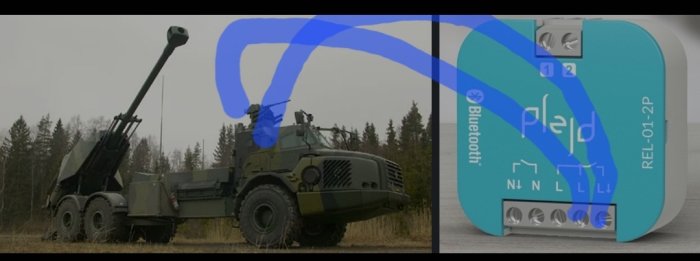 Militärt artillerifordon i terräng och ett blått pillerformad Bluetooth-högtalare med knappar och anslutningssymboler.