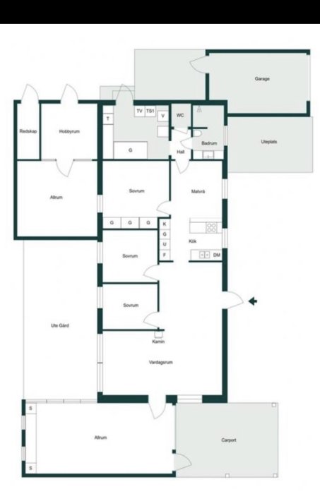 Ritning av ett hus med rum, garage och carport. Markerar sovrum, badrum, kök och vardagsrum.