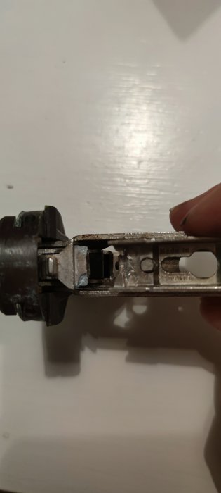 Stålrörsklippare närbild, verktyg för rörkapning, handhållen, sliten, metall, bakgrund suddig, hand synlig.