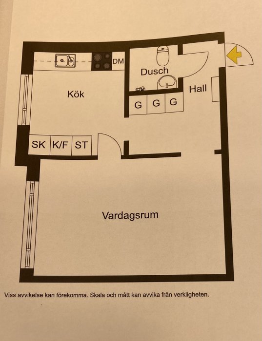 En ritning av en lägenhet med kök, dusch, hall och vardagsrum.
