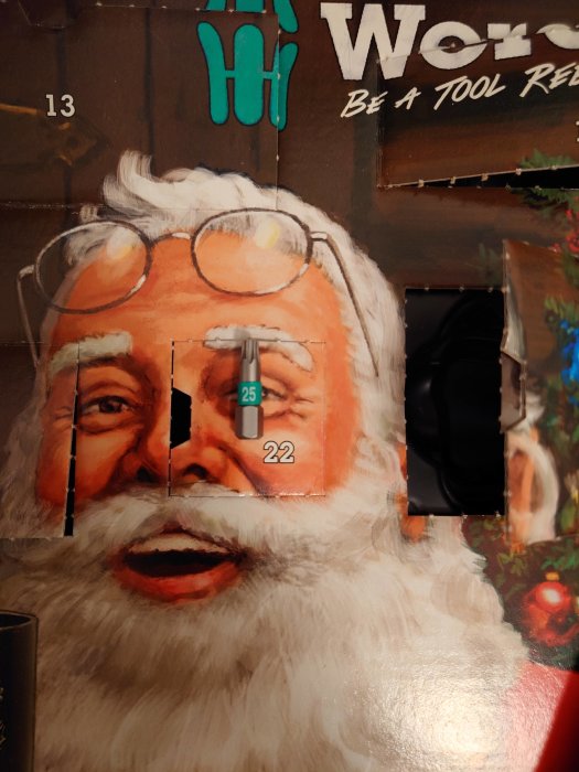 Julkalender med figur som liknar jultomten, öppnade luckor, grafitti-estetik, text "Be a Tool Rebel".