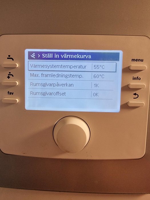 Digital termostat visar inställningar för värmekurva med temperaturvärden på svenska, knappar för navigering.