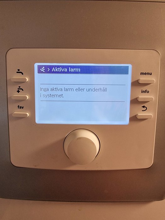 Digital display visar "Inga aktiva larm eller underhåll i systemet", omgivet av knappar och vridreglage.