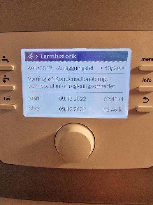 Skärm visar larmhistorik för anläggningsfel; kondensationstemp varning, start- och sluttid noterade.