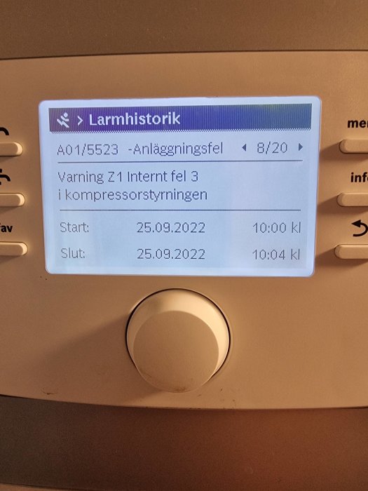 Display visar larmhistorik med anläggningsfel, kompressortryckningsfel, datum och tidpunkt.