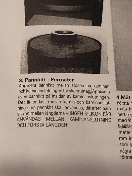 Svartvit bild på instruktioner för Pannkitt - Permeter och skriften beskriver dess applicering vid kamininstallation.