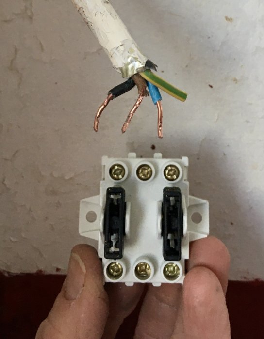 Eluttag hålls bredvid oskyddade, avskalade och böjda elektriska kablar. Installation eller reparation.