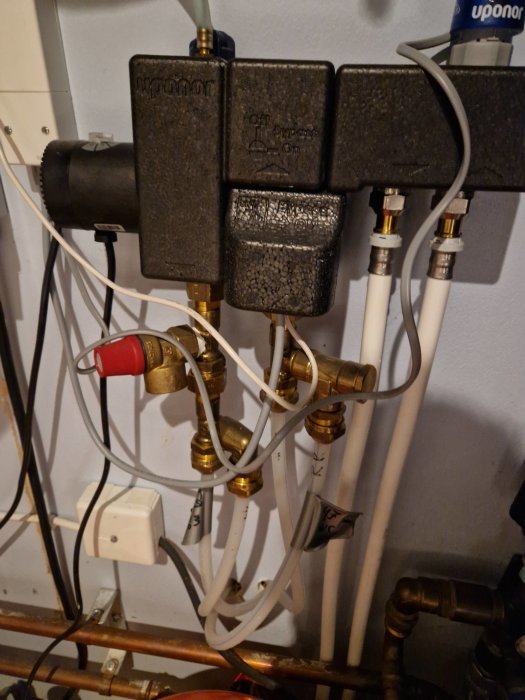 Värmeinstallation med rör, ventiler och styrmoduler. Komplicerat rörsystem. VVS-teknik.