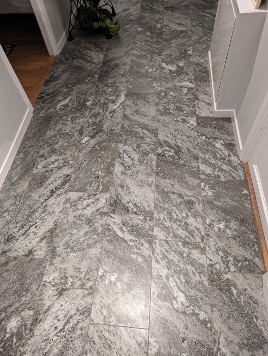 Marmorerat golv, kakel, inomhus, dörröppningar, väggar, ryggsäck, natt, heminredning.