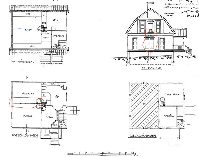 Arkitektritningar av ett hus med planlösningar och sektion, markerade områden, skala och text.