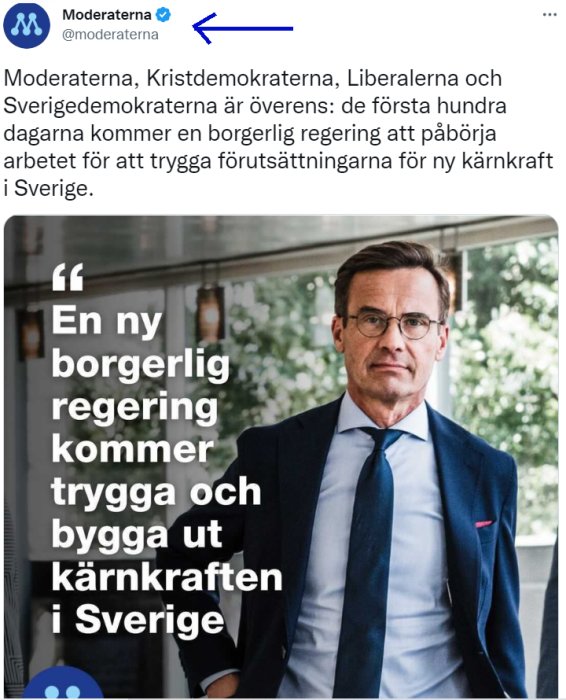 Man i kostym, politiskt budskap om kärnkraft och regeringsbildning i Sverige. Sociala medier skärmavbildning.