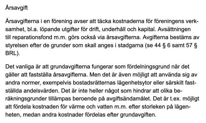 Svensk text om åravgifter i föreningar, täckning av kostnader, stadgarnas grund för avgiftsbestämning.