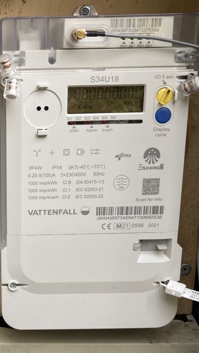 Elmätare med LCD-display, märkning för Vattenfall, plomberad, tekniska specifikationer, monterad på vägg.