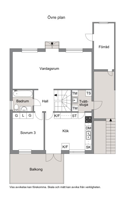 Schematisk bostadsritning: kök, vardagsrum, sovrum, badrum, balkong, tvättstuga och förvaringsutrymme. Övre våningsplan med möbleringssymboler.